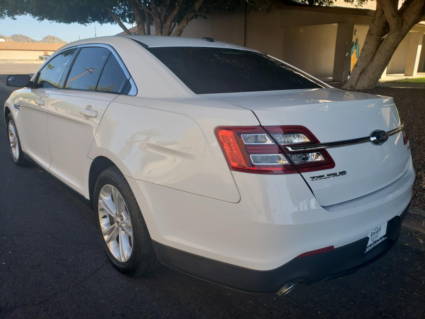 2018 WHITE /Tan and black Ford Taurus SE FWD (1FAHP2D83JG) with an 3.5L V6 DOHC 24V engine, 6A transmission, located at 323 E Dunlap Ave., Phoenix, AZ, 85020, (602) 331-9000, 33.567677, -112.069000 - Photo#5